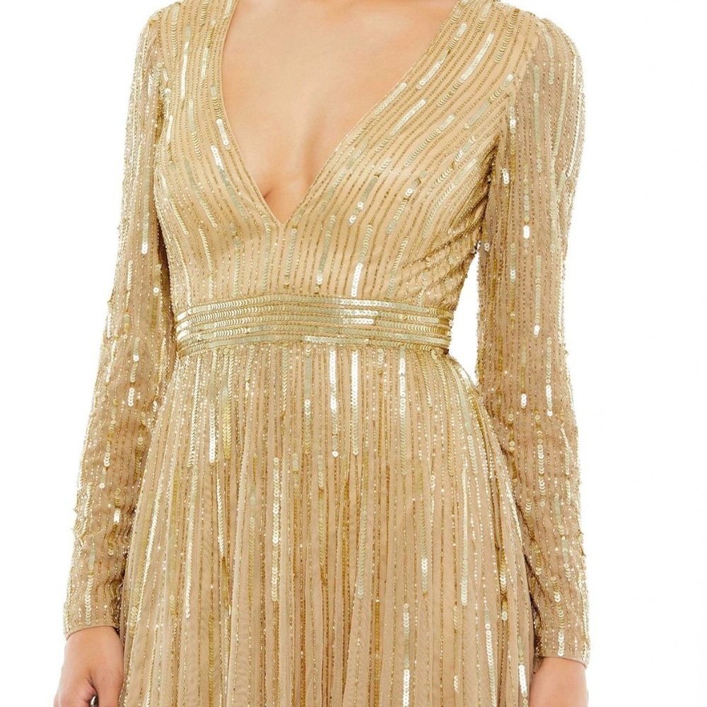 NWT $598 Mac Duggal V Neck Long Sleeve Sequin Dress with Train, Size 6